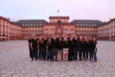 Das Enactus-Team Münster vor dem Mannheimer Schloss