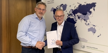 Dekan Prof. Dr. Thomas Langer (links) gratuliert Dr. Raimund Vogl zur Honorarprofessur.
