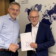 Dekan Prof. Dr. Thomas Langer (links) gratuliert Dr. Raimund Vogl zur Honorarprofessur.