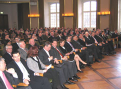 Mehr als 200 Zuhörer in der Aula des Schlosses