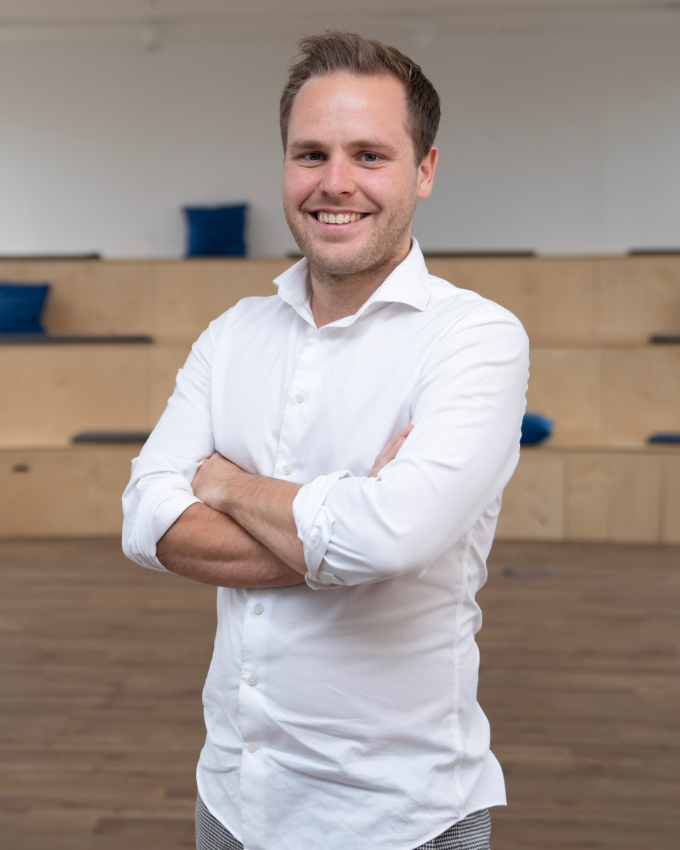 Portrait von Dennis Konrad, einem unserer CEAT-Alumni