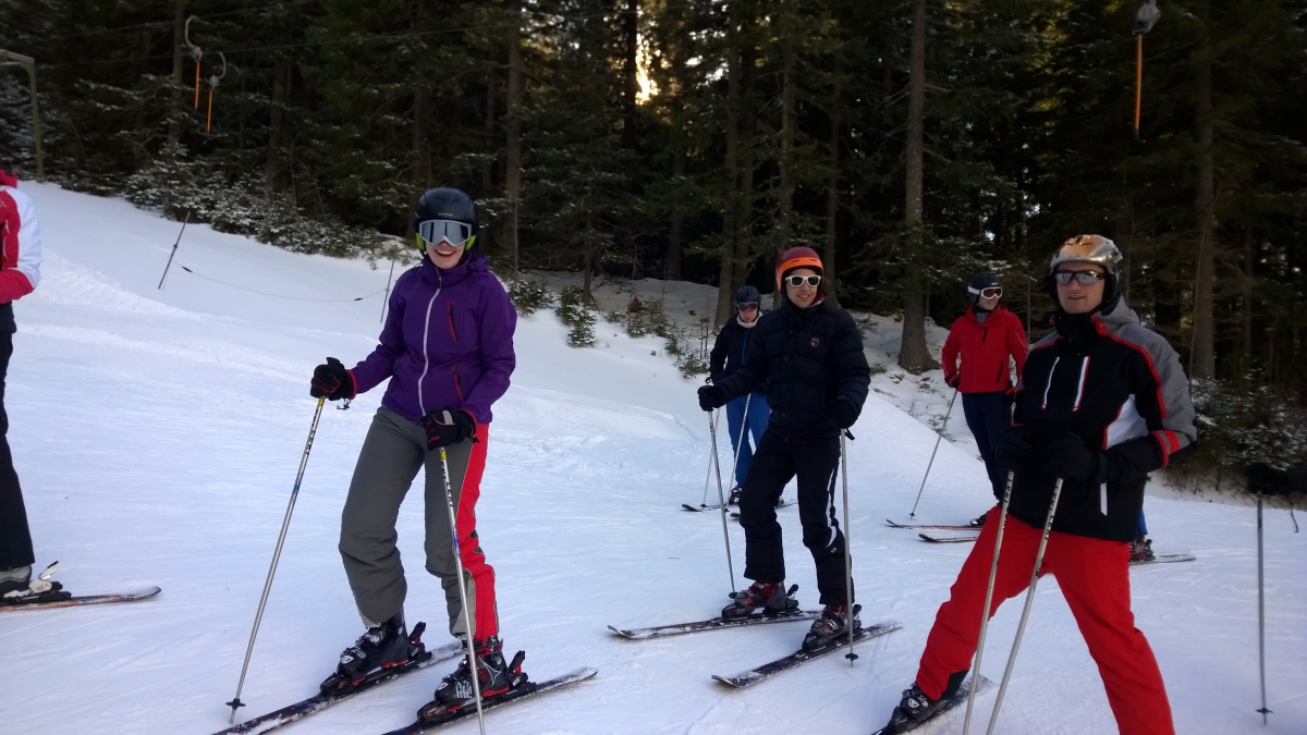 Mehrere Personen beim Skifahren