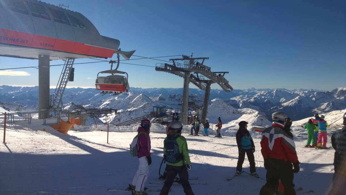 Skifahrer vor einem Skilift