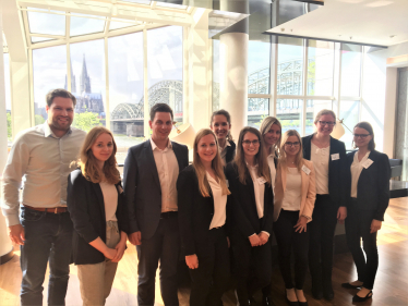 Mehrere Personen, Kölner Dom und Brücke im Hintergrund 