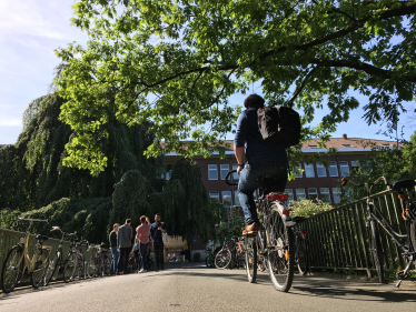 Fahrradfahrer fährt auf Gebäude zu