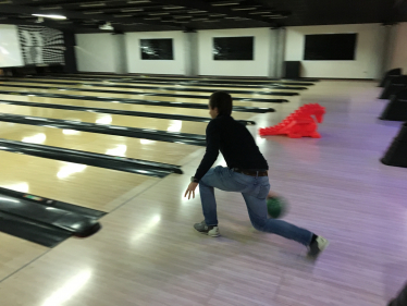 Mann beim Bowling