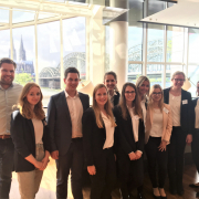 Mehrere Personen, Kölner Dom und Brücke im Hintergrund 