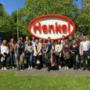 Mehrere Personen vor einem Henkel-Logo