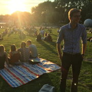 Mehrere Personen auf Decken im Sonnenschein